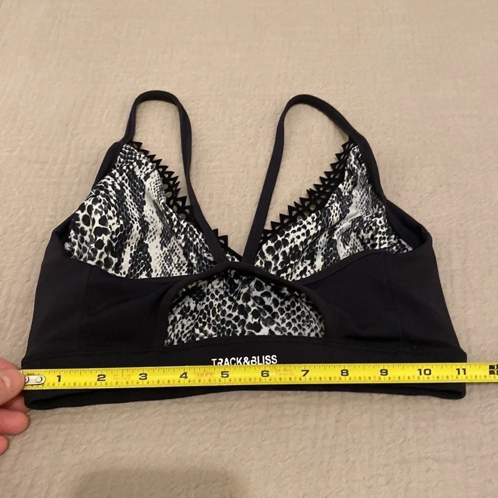 TRACK & BLISS TWO SIDE SPORT BRA. Black & sneake print . Size S